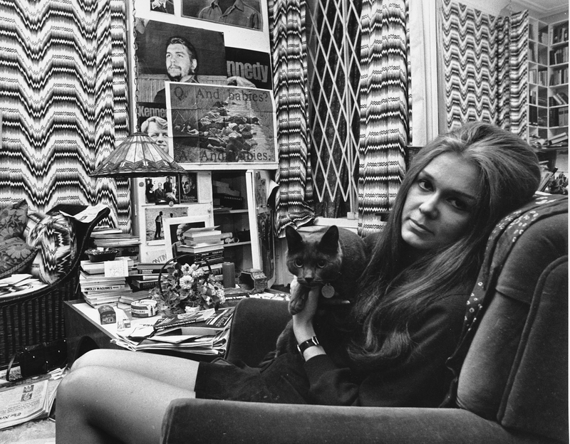 Gloria Steinem in her apartment, 1970. (AP Images.)